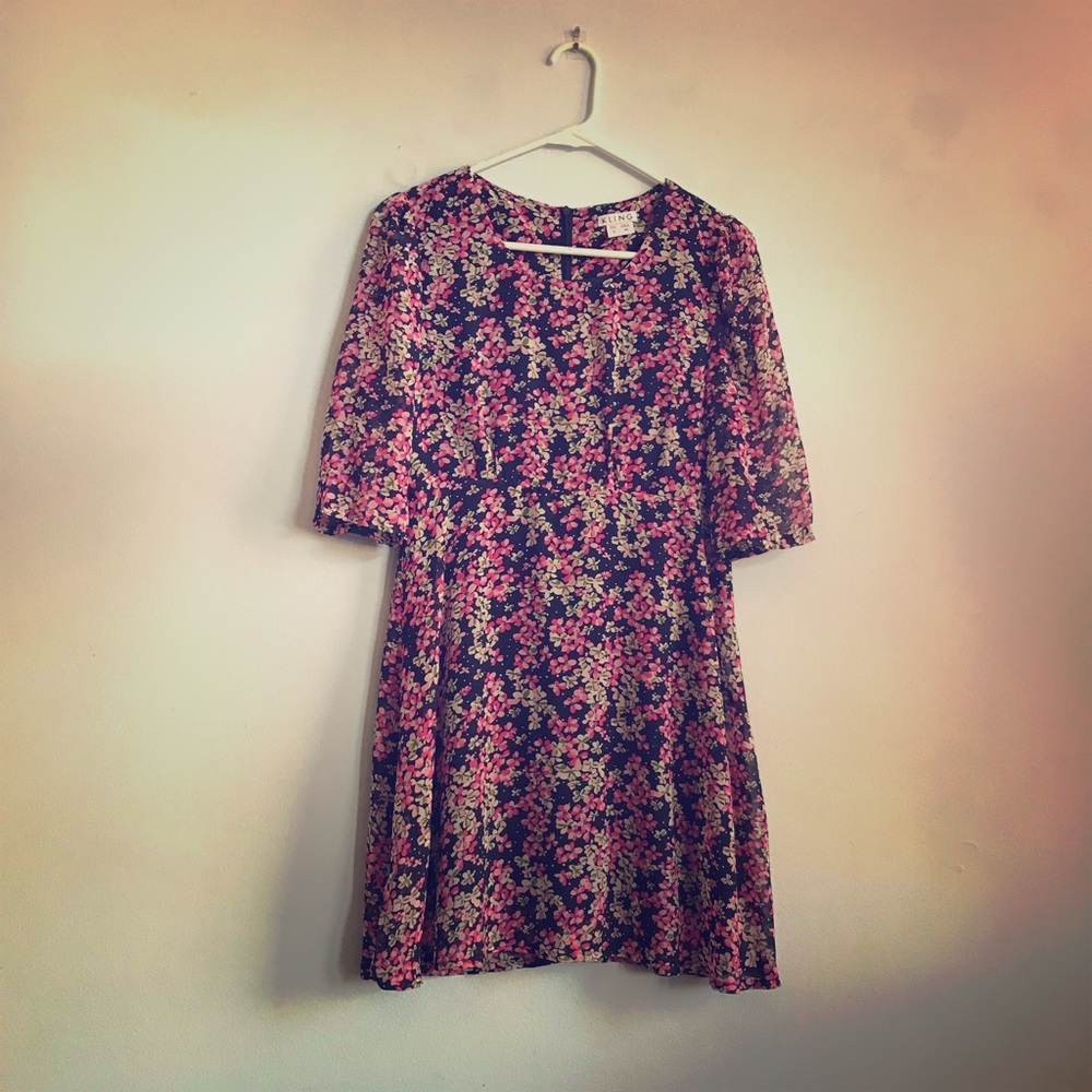 Cute floral print dress.